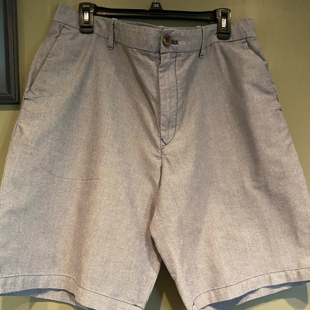IZOD Mens casual shorts,  size 36 waist. Light grey.